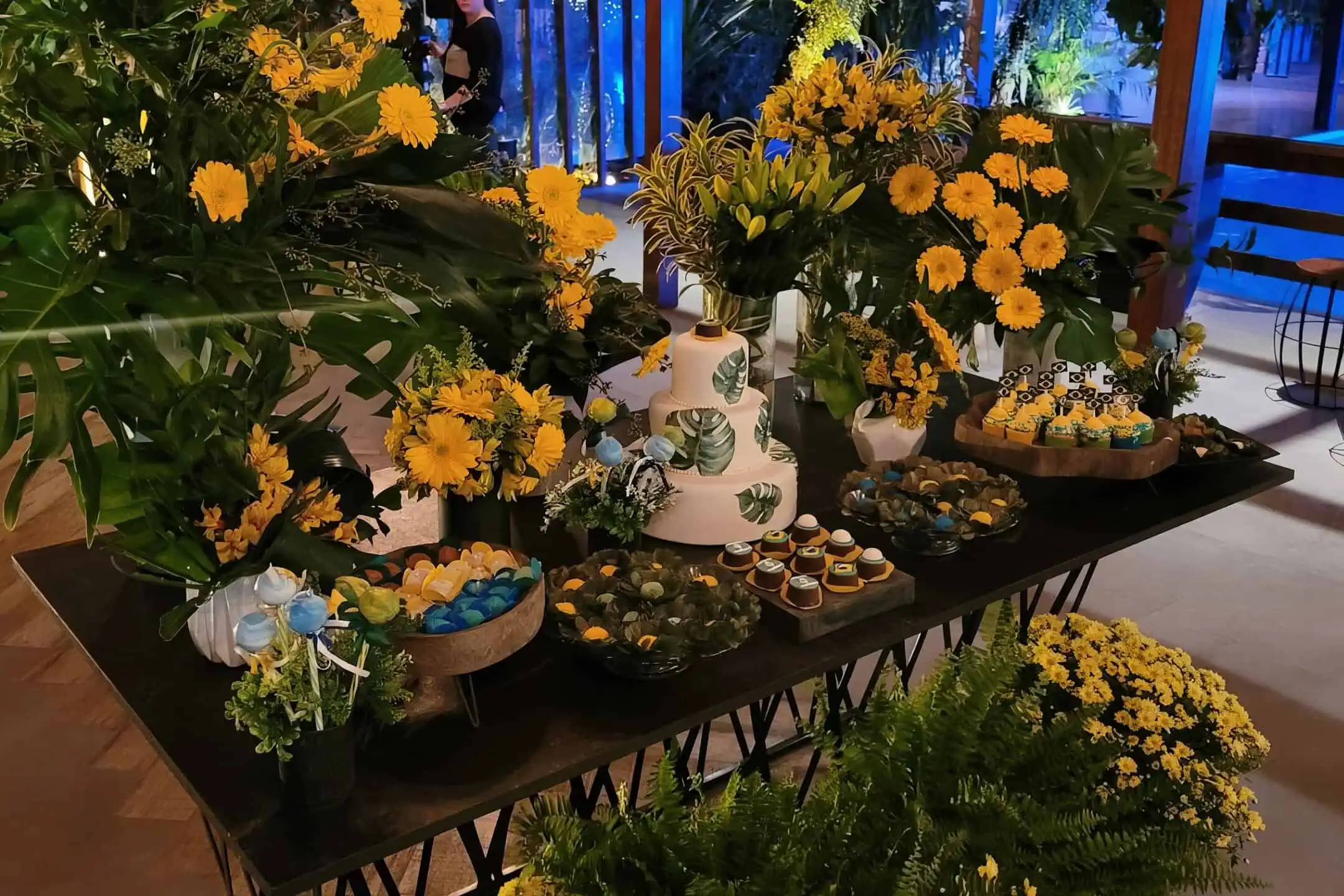 Mesa posta com arranjos florais