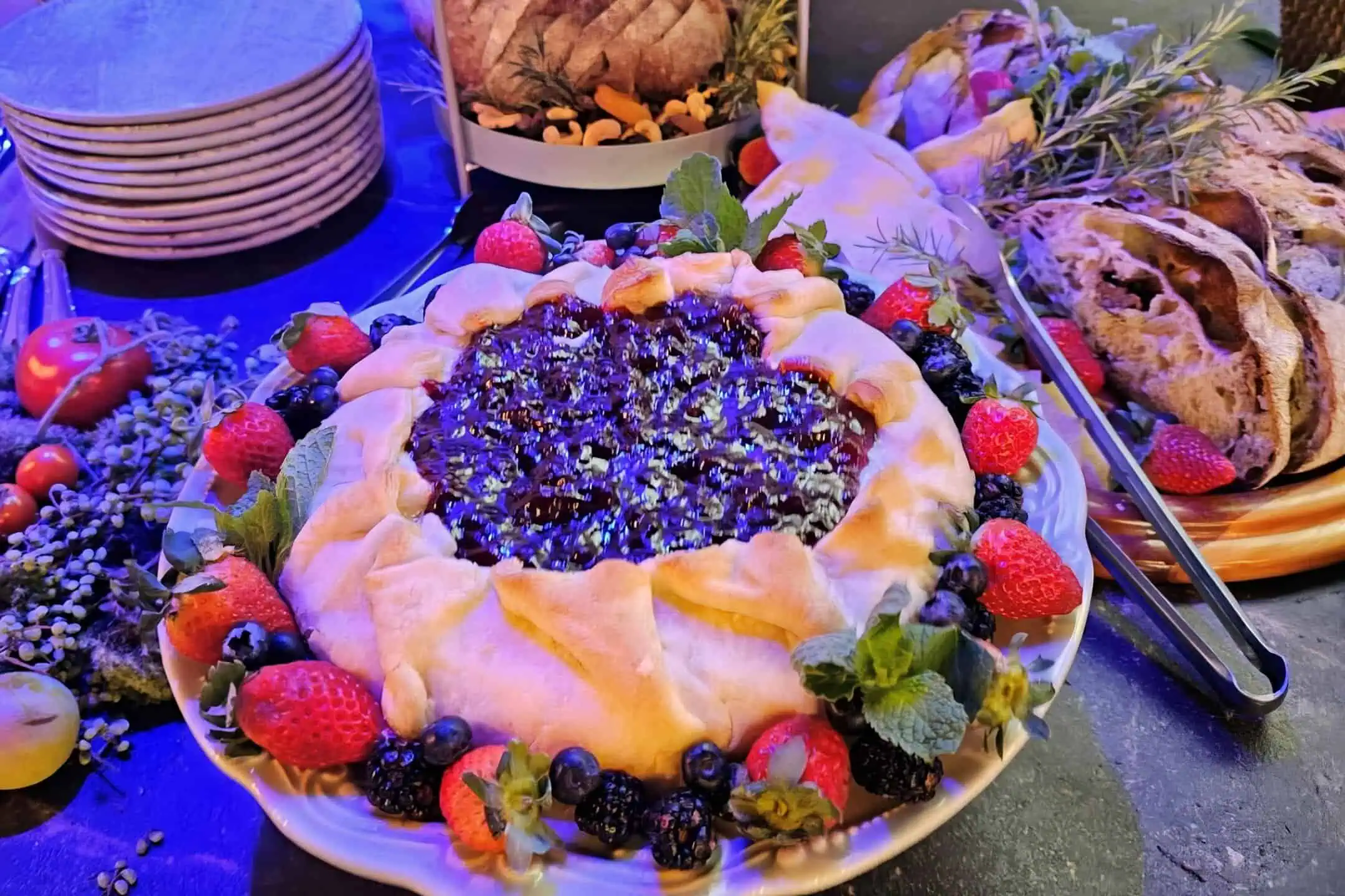Mesa festiva com candelabros